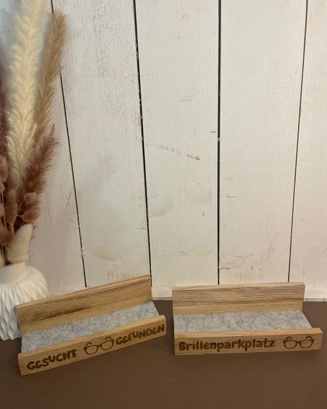 Brillenparkplätze aus Holz und Filz mit Gravur