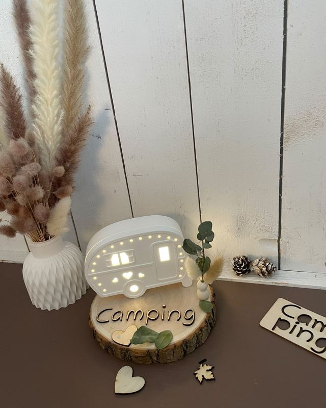 Camping-Lampe aus Gießpulver auf gravierter Baumscheibe