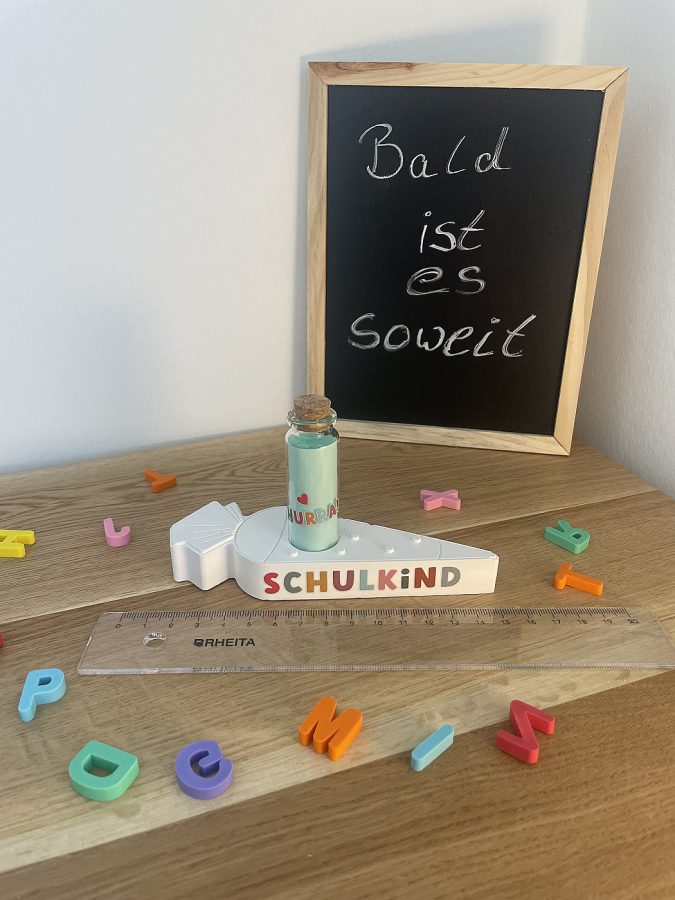 Schultüte mit Reagenzglas