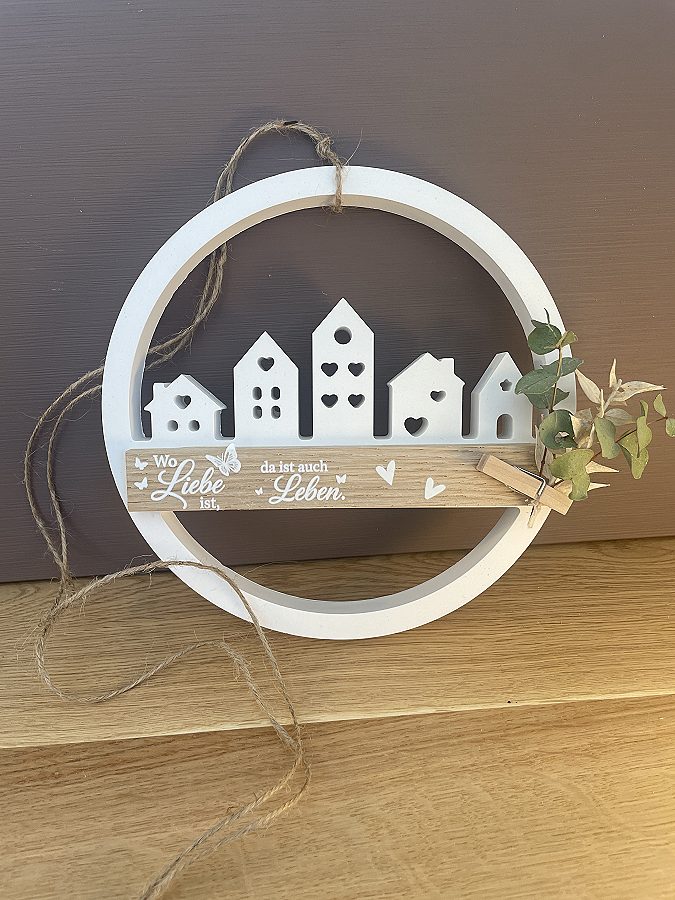 Häserkranz mit Holz